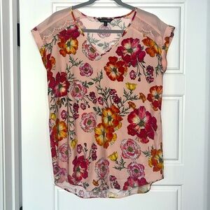 Floral Express Top with cute sleeve detail